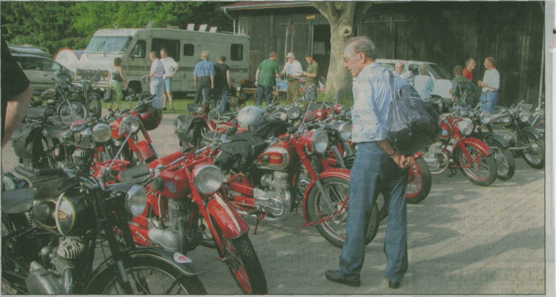 Der Heidejäger-Parkplatz bot genügend Platz für die vielen Maschinen und für die Begleitfahrzeuge.