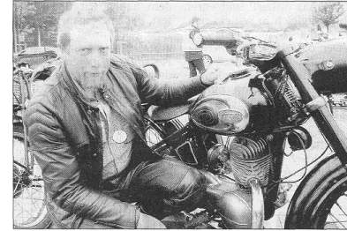 Joachim Struve wischt die Regentropfen von seiner Triumph, die 1957 gebaut wurde. Foto: Grote